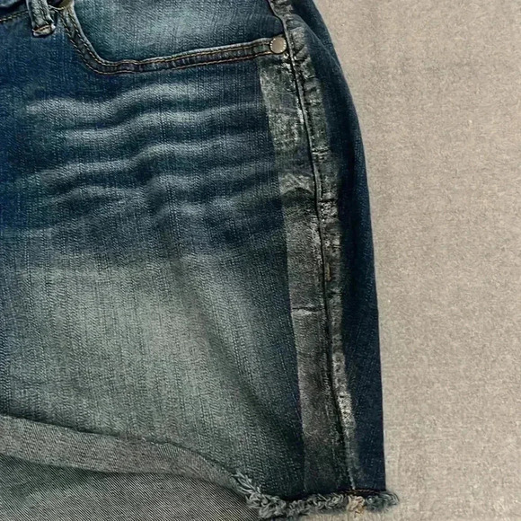 [16] Torrid Womens Metallic Stripe  Davenport Denim Cut-Off Shorts Plus Frayed - Picture 3 of 6